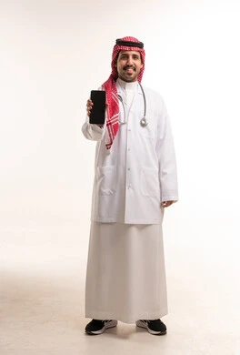 طبيب سعودي يحمل هاتف ذكي بخلفية بيضاء