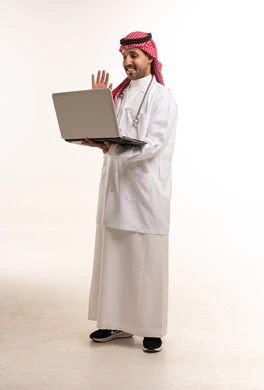 طبيب سعودي يلوح خلال مكالمة فيديو على المحمول