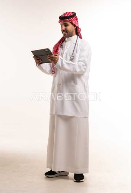 طبيب سعودي يستخدم جهاز لوحي في الاستوديو