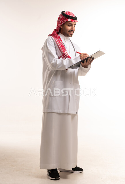 طبيب سعودي يكتب على لوحة ملاحظات في الاستوديو