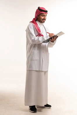 طبيب سعودي يكتب على لوحة ملاحظات في الاستوديو