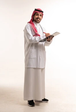 طبيب سعودي يكتب على لوحة ورقية بالمعطف الأبيض