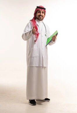 طبيب سعودي بالمعطف الأبيض وعلامة الإبهام للأعلى