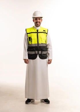 مهندس سعودي يرتدي سترة السلامة وخوذة العمل