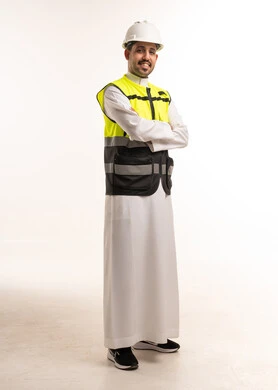 مهندس سعودي يرتدي سترة السلامة والخوذة البيضاء