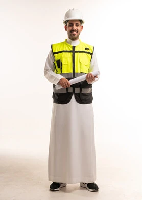 مهندس سعودي بالثوب يحمل مخطط بناء هندسي