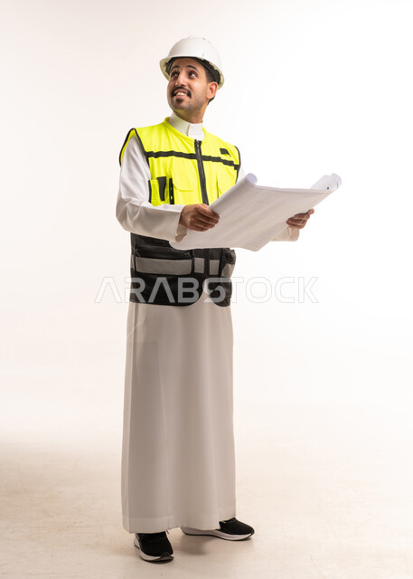 مهندس سعودي بمخططات هندسية وسترة السلامة