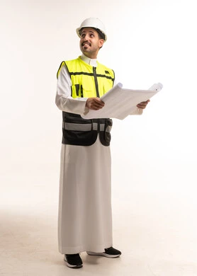 مهندس سعودي بمخططات هندسية وسترة السلامة