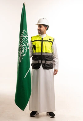 مهندس سعودي مع علم المملكة خلفية بيضاء