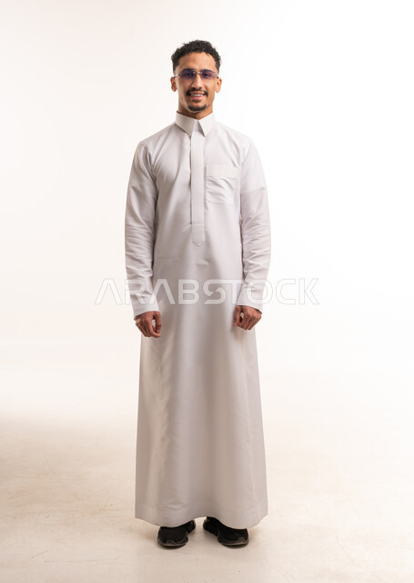 رجل سعودي بالثوب الأبيض التقليدي في استوديو