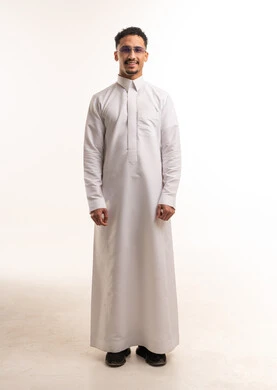 رجل سعودي بالثوب الأبيض التقليدي في استوديو