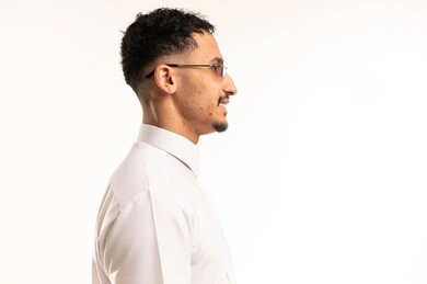 رجل سعودي بالثوب الأبيض لقطة جانبية في الاستوديو