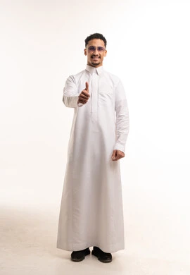 رجل سعودي بالثوب الأبيض يرفع إبهامه للموافقة