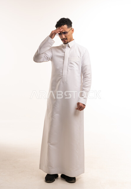 رجل سعودي بالثوب التقليدي يعاني من الصداع