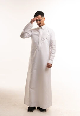 رجل سعودي بالثوب التقليدي يعاني من الصداع