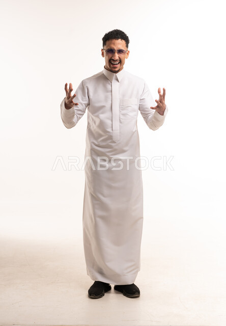 رجل سعودي غاضب يرتدي الثوب الأبيض على خلفية بيضاء