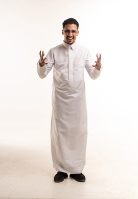 رجل سعودي غاضب يرتدي الثوب الأبيض على خلفية بيضاء