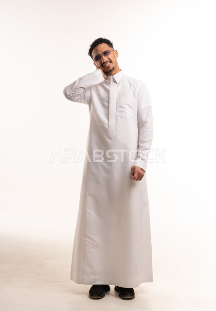رجل سعودي بالثوب الأبيض يعاني من ألم الرقبة