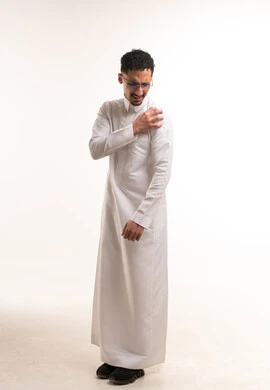 رجل سعودي بالثوب الأبيض يحك كتفه بخلفية بيضاء