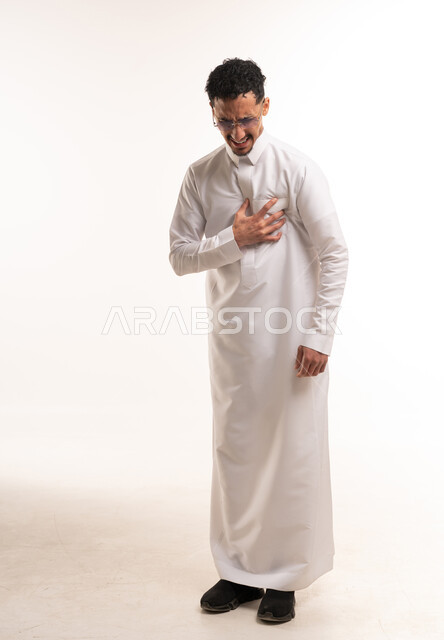 رجل سعودي بالثوب يشعر بألم في الصدر