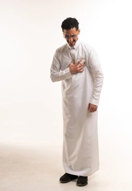 رجل سعودي بالثوب يشعر بألم في الصدر