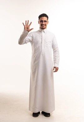 رجل سعودي بالثوب الأبيض يشير برقم خمسة