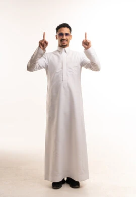 رجل سعودي بالثوب التقليدي يشير للأعلى في الاستوديو