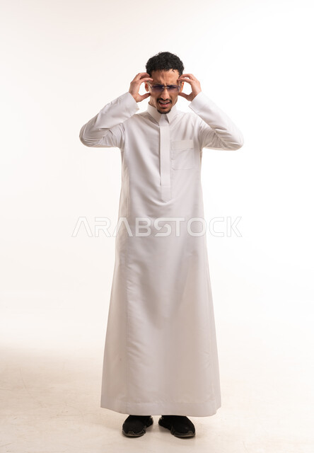 رجل سعودي بزي تقليدي يشعر بالتوتر في الاستوديو
