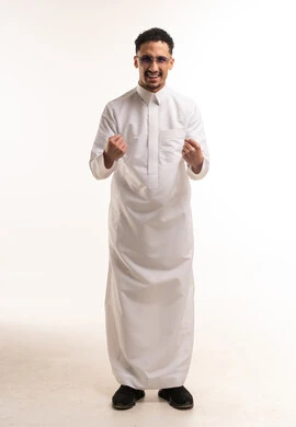 رجل سعودي بالثوب الأبيض يحتفل بالنجاح تصوير استوديو