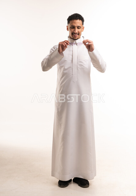 شاب سعودي بالثوب الأبيض التقليدي في الاستوديو