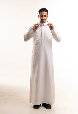 شاب سعودي بالثوب الأبيض التقليدي في الاستوديو
