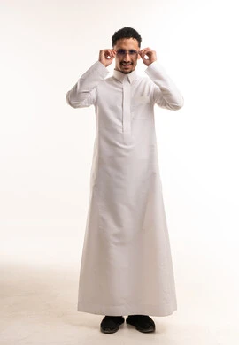 رجل سعودي بالثوب الأبيض التقليدي يرتدي نظارة