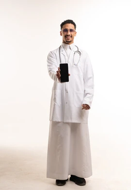 طبيب سعودي يمسك هاتف ذكي بمعطف المختبر الأبيض
