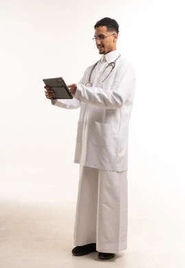 طبيب سعودي يستخدم جهازا لوحيا خلفية بيضاء