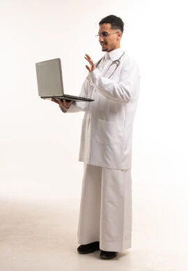 طبيب سعودي يجري مكالمة فيديو عبر المحمول