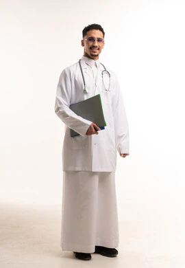 طبيب سعودي يرتدي معطف المختبر ويحمل ملف طبي