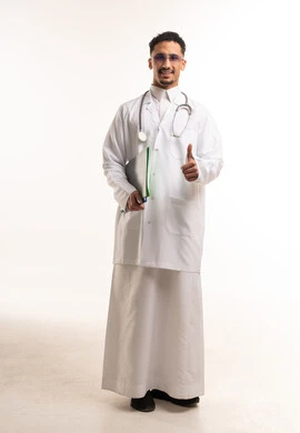 طبيب سعودي بالثوب التقليدي والمعطف الطبي والملف