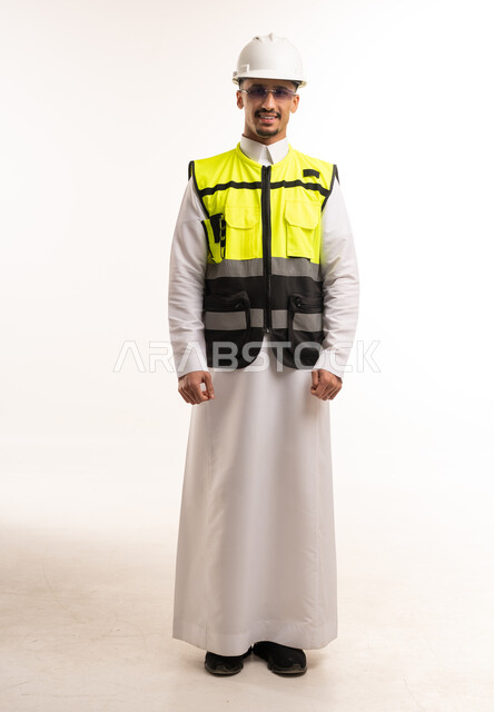 مهندس سعودي بالثوب والسترة العاكسة بخلفية بيضاء