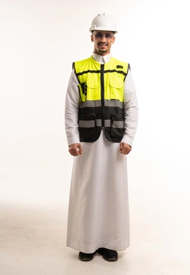 مهندس سعودي بالثوب والسترة العاكسة بخلفية بيضاء