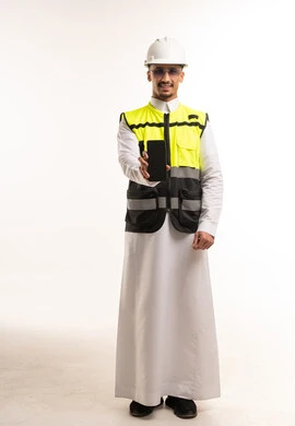 مهندس سعودي بالثوب يحمل هاتف ذكي على خلفية بيضاء