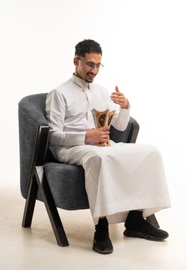 رجل سعودي مع مبخرة بخور تقليدية في الاستوديو