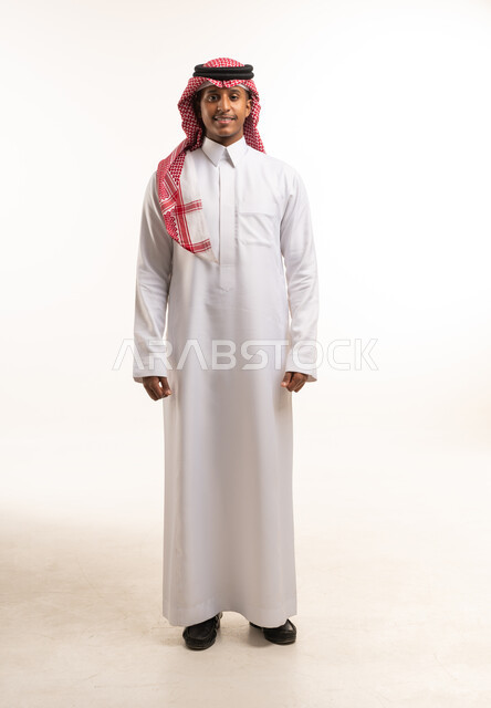 رجل سعودي بالزي التقليدي على خلفية بيضاء