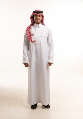 رجل سعودي بالزي التقليدي على خلفية بيضاء