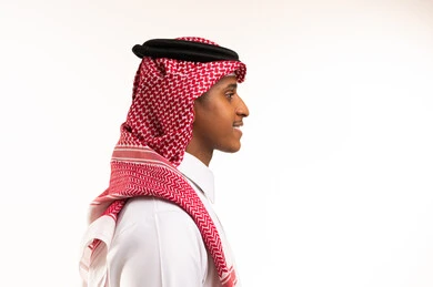 رجل سعودي بالزي التقليدي لقطة جانبية