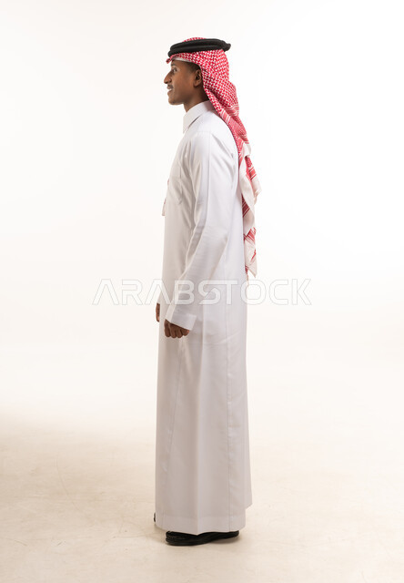 رجل سعودي بوضعية جانبية بالثوب والشماغ التقليدي