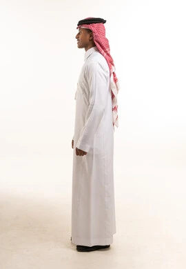 رجل سعودي بوضعية جانبية بالثوب والشماغ التقليدي