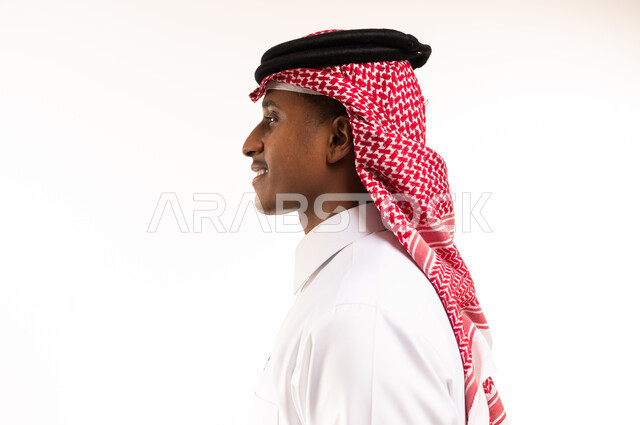 رجل سعودي يرتدي الزي التقليدي لقطة جانبية خلفية بيضاء