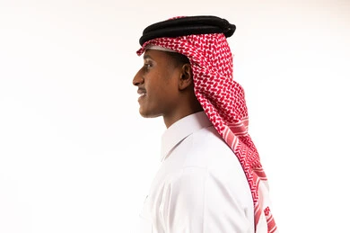 رجل سعودي يرتدي الزي التقليدي لقطة جانبية خلفية بيضاء