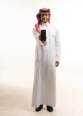 رجل سعودي يمسك هاتف ذكي بشاشة فارغة