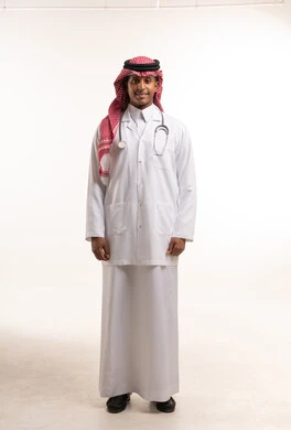 طبيب سعودي بالزي التقليدي ومعطف المختبر الطبي